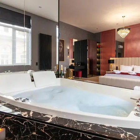 Aristo Jacuzzi Hotel