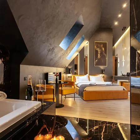 Aristo Jacuzzi Hotel *