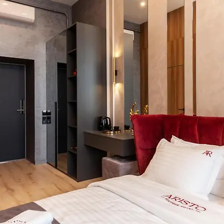 Aristo Jacuzzi Hotel Lviv