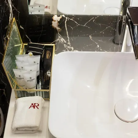 호텔 Aristo Jacuzzi 리비프