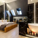 Aristo Jacuzzi Hotel *